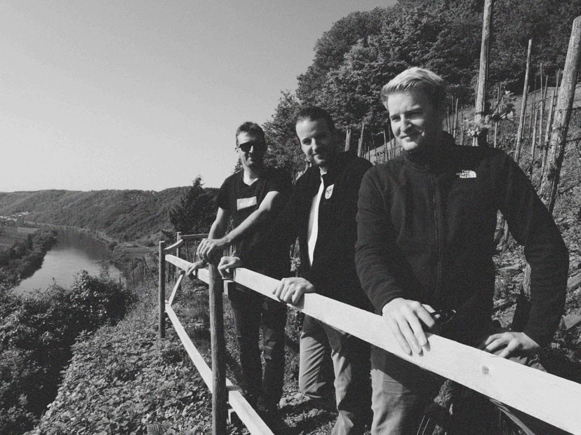 3 Brüder Drei Brüder Winzer im Mullay Weinberg an der Mosel - Bio-Weinbau Tradition seit 1952
